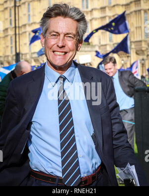 Westminster, Londra, Regno Unito, 19 feb 2019. Ben Bradshaw, MP, manodopera, Shadow il Segretario di Stato per la cultura e i mezzi di informazione e lo sport, su College Green di Westminster. Credito: Imageplotter/Alamy Live News Foto Stock