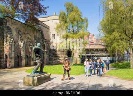 Guida turistica vestito da Robin Hood a Robin Hood statua strada del castello di Nottingham East Midlands Nottinghamshire Inghilterra gb uk europa Foto Stock