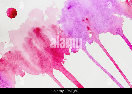 Acquerello corrente disegnato a mano. Acquerelli astratti macchie, la texture in colorate sfumature di rosa chiaro e colori viola sul libro bianco Foto Stock