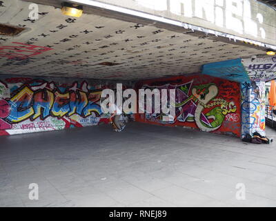 Guidatore di skateboard e graffiti in Southbank, Londra - Regno Unito Foto Stock