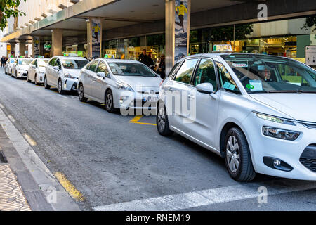 Valencia, Spagna - 18 Febbraio 2019: taxi in attesa in linea nella città di Valencia. Sciopero dei taxi. Foto Stock