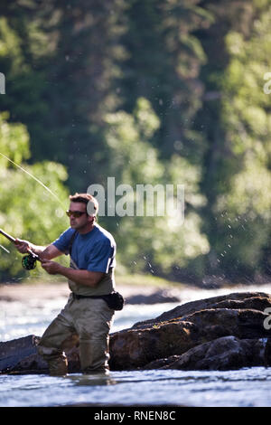 L'uomo la pesca in fiume Foto Stock