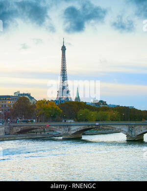 Torre Eiffel sul fiume Sienne di moody giorno. Parigi, Francia Foto Stock