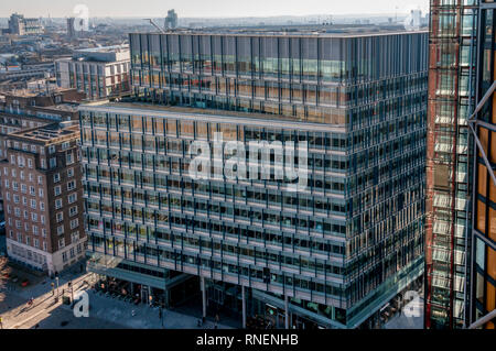 Una vista in alzata della pinna blu edificio a 110 Southwark Street, London, SE1. Foto Stock