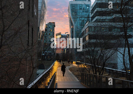 La gente che camminava sulla linea alta, nella città di New York. Foto Stock