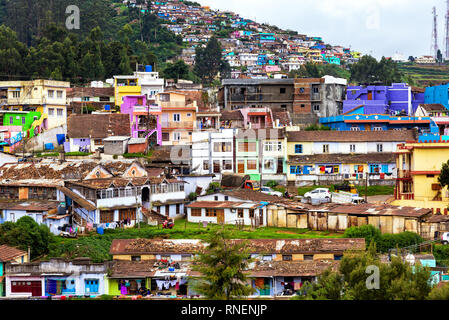 Ooty, India - 25 agosto 2018: vista ot egli case colorate di Ooty, una città Nilgir montagne. Foto Stock