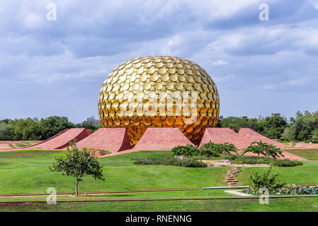 Auroville, India - 20 agosto 2018: vista del Matrimandir, edificio di significato spirituale per i praticanti di yoga Foto Stock