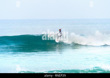 BALEAL, PENICHE, Portogallo - 13 dicembre 2016: Surfer a cavallo di un onda. Peniche è il famoso resort di surf in Portogallo Foto Stock