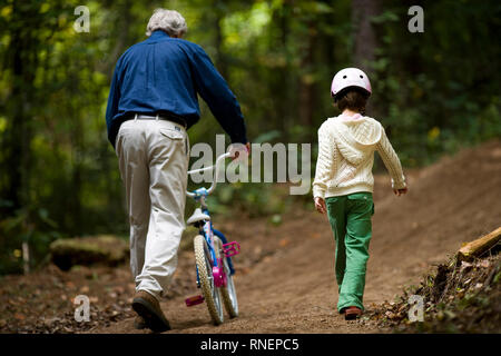 Il nonno e la nipote con una bici Foto Stock