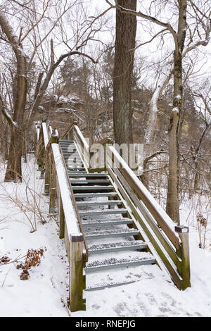 Le scale conducono al lodge in una mattinata d'inverno. Starved Rock State Park, Illinois, Stati Uniti d'America Foto Stock