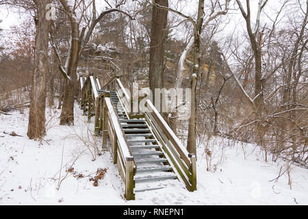 Le scale conducono al lodge in una mattinata d'inverno. Starved Rock State Park, Illinois, Stati Uniti d'America Foto Stock