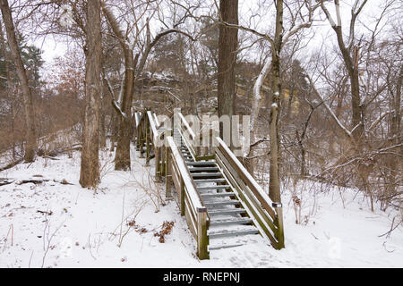 Le scale conducono al lodge in una mattinata d'inverno. Starved Rock State Park, Illinois, Stati Uniti d'America Foto Stock