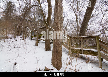 Le scale conducono al lodge in una mattinata d'inverno. Starved Rock State Park, Illinois, Stati Uniti d'America Foto Stock