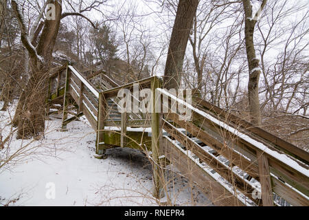 Le scale conducono al lodge in una mattinata d'inverno. Starved Rock State Park, Illinois, Stati Uniti d'America Foto Stock