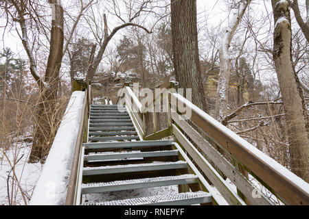 Le scale conducono al lodge in una mattinata d'inverno. Starved Rock State Park, Illinois, Stati Uniti d'America Foto Stock