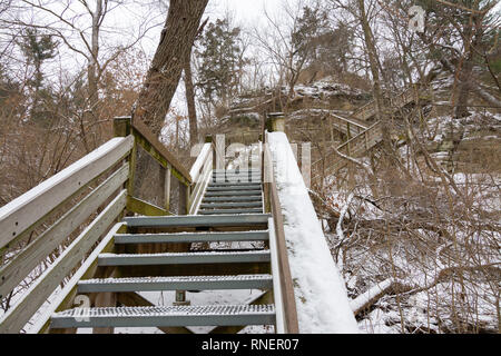 Le scale conducono al lodge in una mattinata d'inverno. Starved Rock State Park, Illinois, Stati Uniti d'America Foto Stock