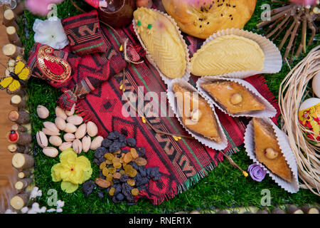 Uva passa nera, uva sultanina. shecurbura. Cresciuto. Shorgogal, un tradizionale pasticceria salata dall'Azerbaigian, su sfondo bianco . Azerbaijani Foto Stock