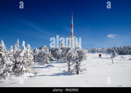 Torre di trasmissione radio e coperti di neve alberi sul monte Brocken, Harz, Sassonia-Anhalt, Germania, Europa Foto Stock