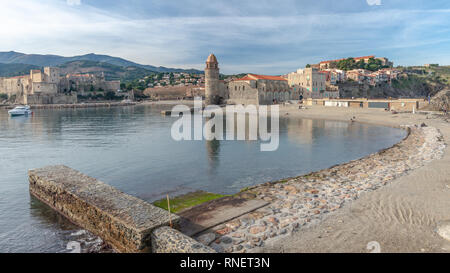 Vista sul porto di Colioure e Notre Dame des Anges chiesa , Francia Foto Stock