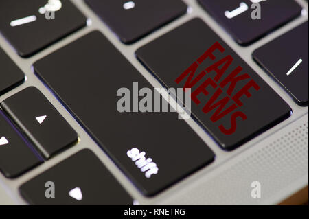 Fake news in internet tastiera portatile vista ravvicinata Foto Stock