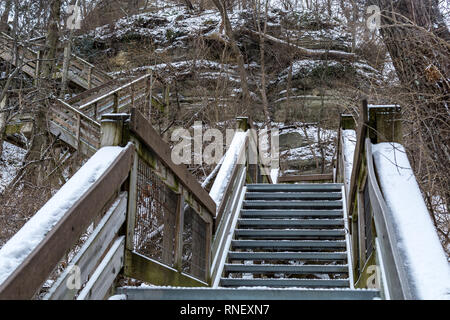 Coperta di neve scalinata (passeggiata) a Starved Rock State Park su un amaramente inverni freddi giorno. Foto Stock