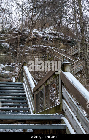 Coperta di neve scalinata (passeggiata) a Starved Rock State Park su un amaramente inverni freddi giorno. Foto Stock