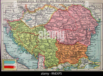 1922 colorata mappa politico della Iugoslavia, Romania e Bulgaria con la Iugoslavia bandiera Foto Stock