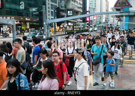 Filipiino lavoratori domestici sulla loro giornata di lavoro (domenica) raccogliere per divertimento e battute nelle strade di Honkong Foto Stock