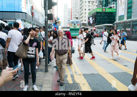 Filipiino lavoratori domestici sulla loro giornata di lavoro (domenica) raccogliere per divertimento e battute nelle strade di Honkong Foto Stock