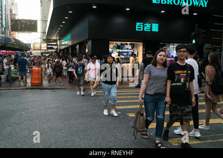 Filipiino lavoratori domestici sulla loro giornata di lavoro (domenica) raccogliere per divertimento e battute nelle strade di Honkong Foto Stock