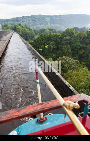 Narrowboat sul Pontcysllyte acquedotto, Llangollen Canal, Wrexham, Galles Foto Stock