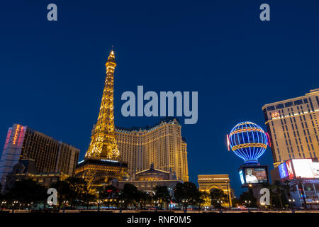 Il Paris Las Vegas di notte, Las Vegas, Nevada, Stati Uniti. Foto Stock