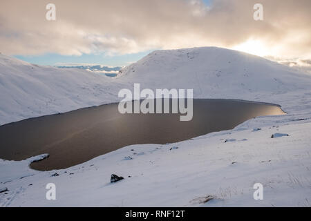 Grisedale Tarn e sede sandalo in inverno, Parco Nazionale del Distretto dei Laghi, Cumbria, Regno Unito Foto Stock