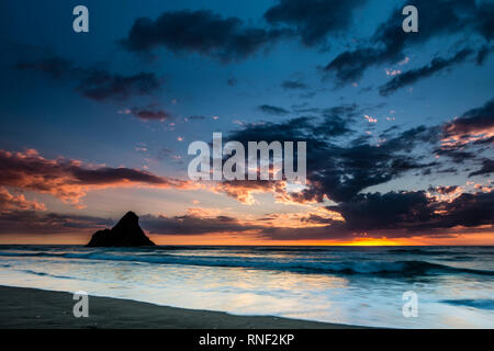 Gamme di Waitakere Auckland, KereKere spiaggia al tramonto, NorthIsland Nuova Zelanda Foto Stock