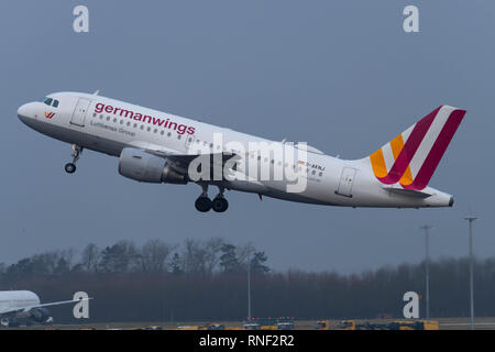 L'aeroporto di Stansted aeromobili commerciali Germanwings D-AKNJ Airbus A319 takesoff Foto Stock