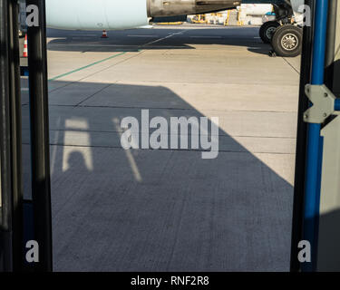 Vista da un aeroporto terreno di trasporto autobus per i passeggeri di salire e scendere i loro aerei all'Aeroporto di Vienna, Vienna, Austria. Foto Stock