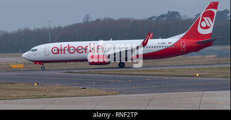 L'aeroporto di Stansted aeromobili commerciali Airberlin D-ABMV, Boeing 737 azionato da TUIfly prende il largo Foto Stock