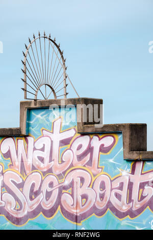 In stile graffiti pubblicità per un acqua bagnata giro in barca in un piccolo parco divertimenti sull Rhyl promenade, Denbighshire, il Galles del Nord Foto Stock