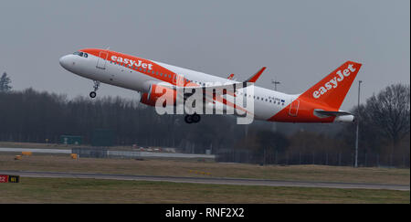 L'aeroporto di Stansted aeromobili commerciali Easyjet Airbus A320 decolla Foto Stock