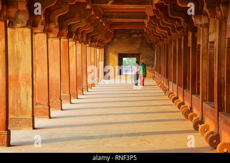 Giovane a piedi attraverso Haramsara inferiore in Fatehpur Sikri, Uttar Pradesh, India. Fatehpur Sikri è uno degli esempi meglio conservati di architettura di Mughal Foto Stock