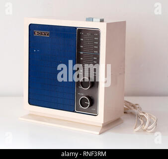 Radio a transistor in plastica vintage. Marchio Sony, anni '70 Foto Stock