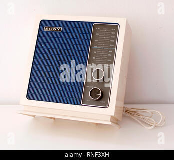 Radio a transistor in plastica vintage. Marchio Sony, anni '70 Foto Stock