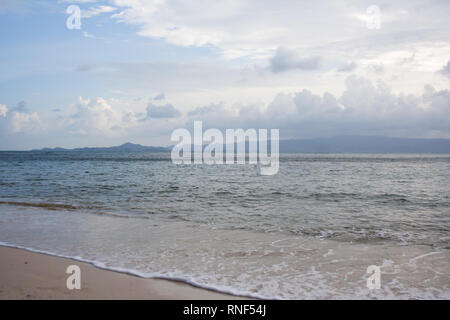 Tramonto sulla spiaggia di Ko Pha-ngan isola, Thailandia con Ko Samui Island silhouette sullo skyline Foto Stock