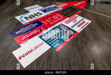 Un mosaico del partito laburista posters prevista su un pavimento di legno. Foto Stock