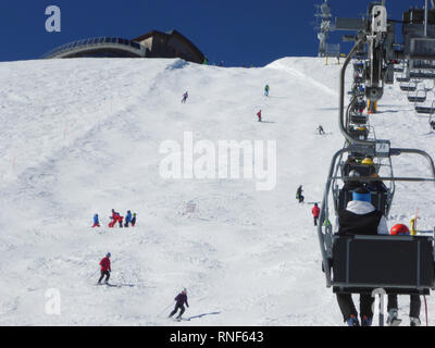 Mitterbach am Erlaufsee: montagna Gemeindealpe, ski-lift, sciatore, piste per lo sci di fondo in Mostviertel, Niederösterreich, Austria Inferiore, Austria Foto Stock