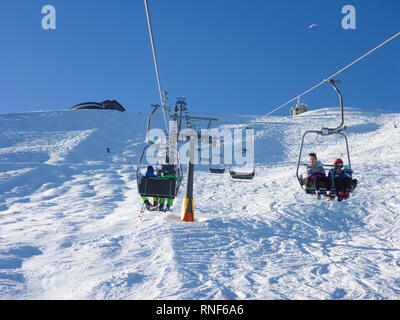 Mitterbach am Erlaufsee: montagna Gemeindealpe, ski-lift, sciatore, piste per lo sci di fondo in Mostviertel, Niederösterreich, Austria Inferiore, Austria Foto Stock