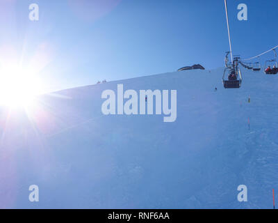 Mitterbach am Erlaufsee: montagna Gemeindealpe, ski-lift, sciatore, piste per lo sci di fondo in Mostviertel, Niederösterreich, Austria Inferiore, Austria Foto Stock