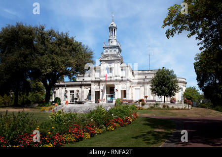 Cognac's grand town hall stand all interno della città giardino pubblico, contenente sia formale di piantare come si vede qui e parco Foto Stock