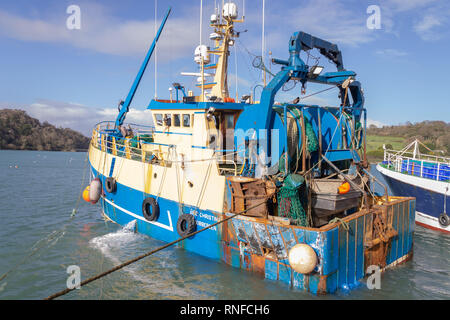 La pesca a strascico in arrivo nel porto, union hall West Cork in Irlanda Foto Stock