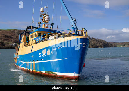 La pesca a strascico in arrivo nel porto, union hall West Cork in Irlanda Foto Stock